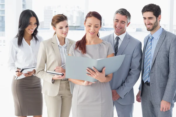 Zakelijke team lezen van bestanden — Stockfoto