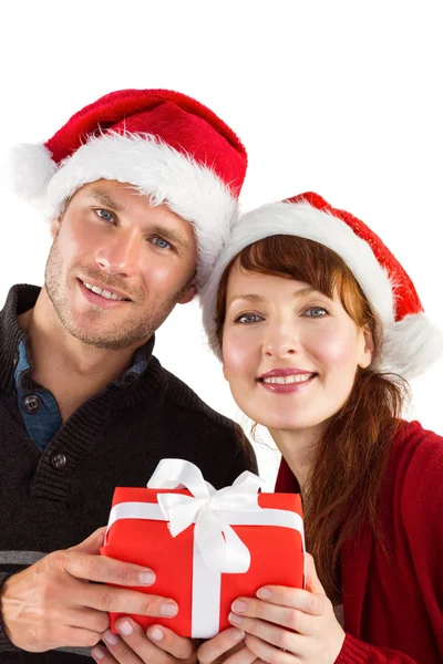 Paar hält Weihnachtsgeschenk in der Hand — Stockfoto
