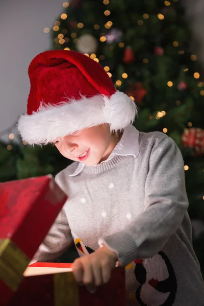 Kind öffnet sein Weihnachtsgeschenk — Stockfoto