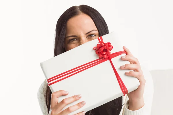 Žena drží velký dárek — Stock fotografie