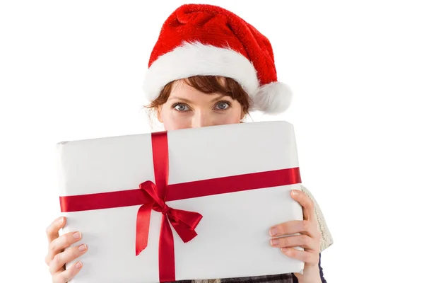 Vrouw met een kerstcadeau — Stockfoto