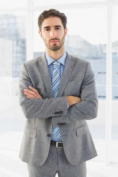 Empresario mirando la cámara — Foto de Stock