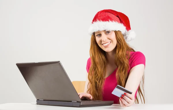 Feestelijke roodharige online winkelen met laptop — Stockfoto