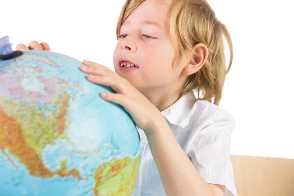 Estudante aprendendo geografia com globo — Fotografia de Stock