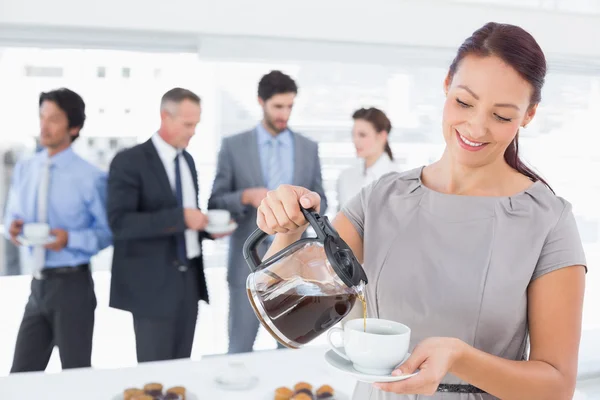 Zakenman gieten zelf wat koffie — Stockfoto