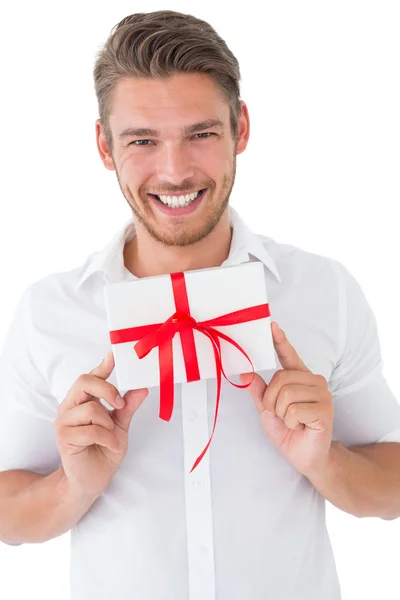 Sonriente joven sosteniendo regalo —  Fotos de Stock