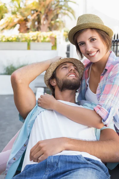 Lyckliga paret sitter och krama — Stockfoto