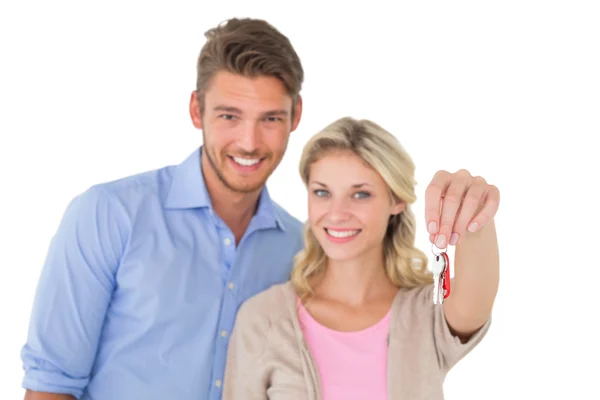 Feliz atraente jovem casal segurando nova chave da casa — Fotografia de Stock