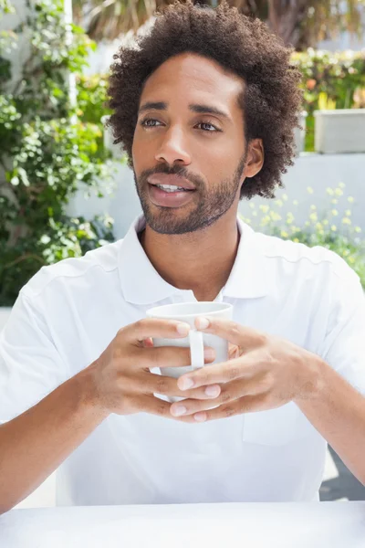 Un uomo premuroso che prende un caffè — Foto Stock