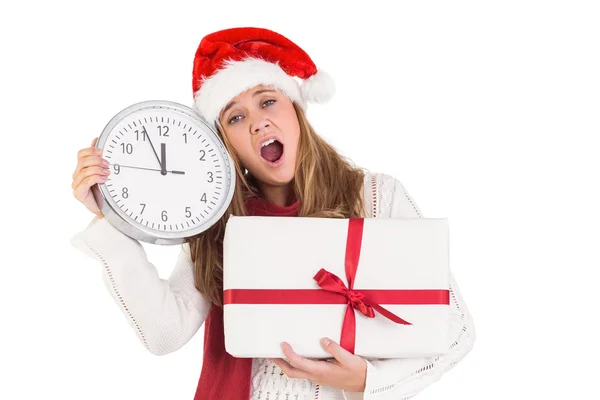 Εορταστική ξανθιά δείχνει ένα ρολόι και δώρο — Φωτογραφία Αρχείου