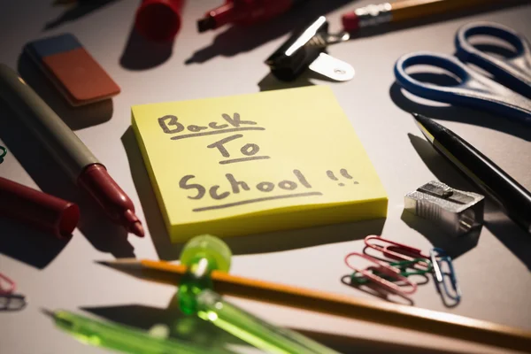 Mesa de estudiantes con útiles escolares — Foto de Stock