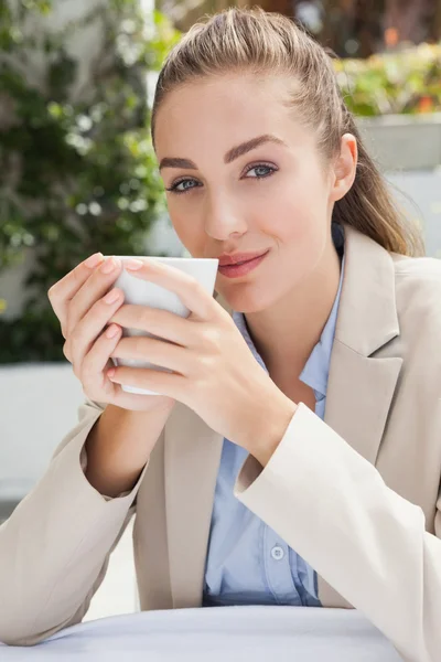 Bella donna d'affari che si gode un caffè — Foto Stock