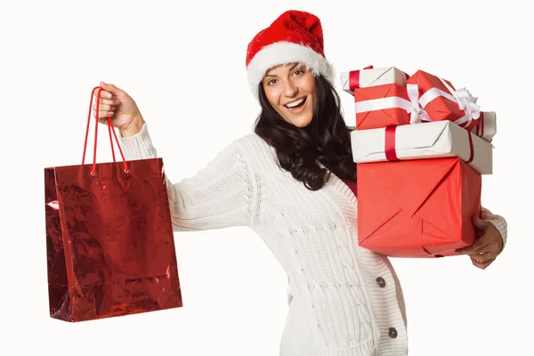 Usmívající se žena s vánoční dárky — Stock fotografie