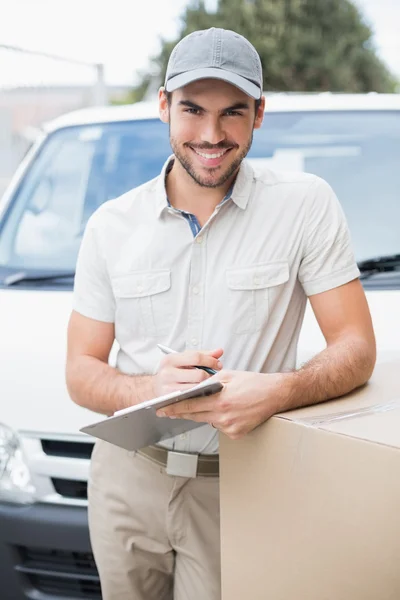 Condutor de entrega sorrindo — Fotografia de Stock