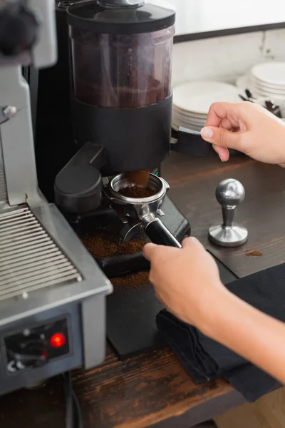 Barista mletí čerstvé zrnkové kávy — Stock fotografie