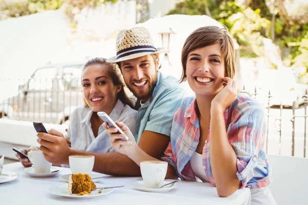 Glückliche Freunde beim gemeinsamen Kaffee — Stockfoto