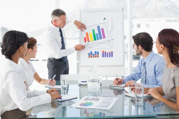 Hombre de negocios dando una presentación — Foto de Stock