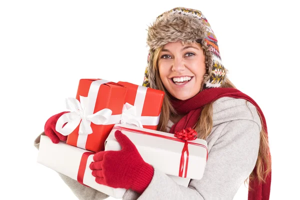 Glad blondin i vinterkläder håller gåvor — Stockfoto