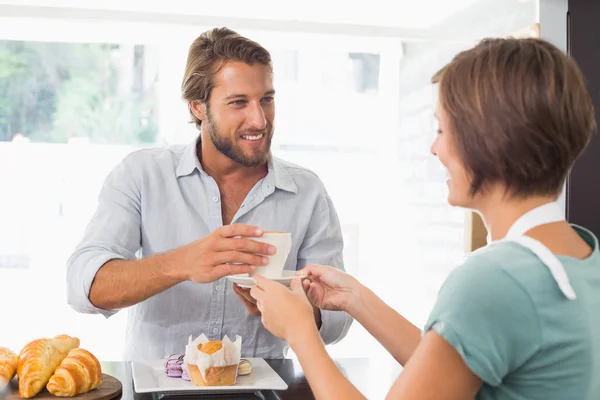 Hübscher Barista, der zufriedene Kunden bedient — Stockfoto