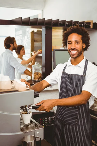 Schöner Barista, der eine Tasse Kaffee zubereitet — Stockfoto