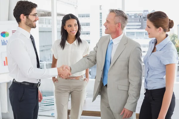 Hombre de negocios estremeciendo colegas mano — Foto de Stock