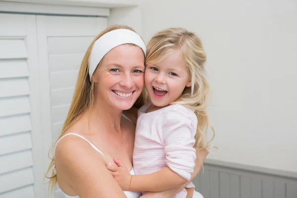 Glückliche Mutter und Tochter beim Umarmen — Stockfoto