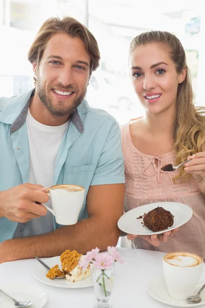 Couple heureux appréciant le café et le gâteau — Photo