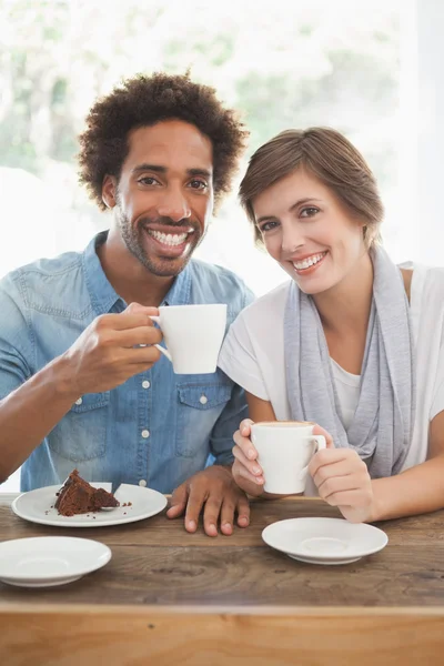 Lässiges Paar bei Kaffee und Kuchen — Stockfoto