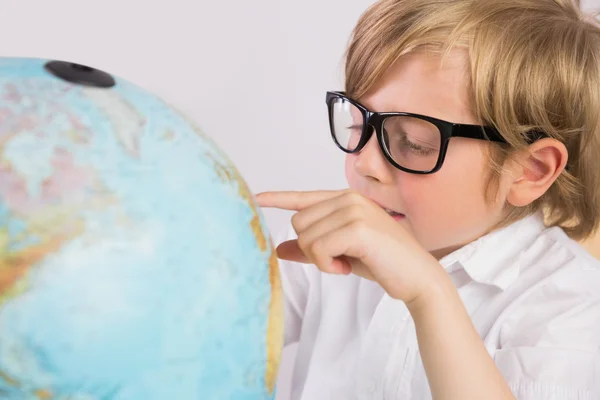 Estudante aprendendo geografia com globo — Fotografia de Stock