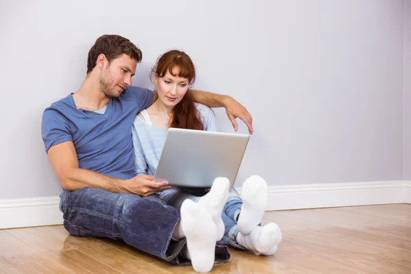 Couple utilisant un ordinateur portable à la maison — Photo