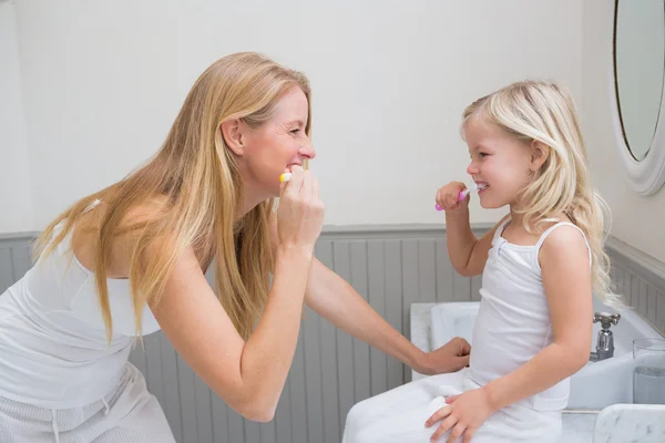 Mother and daughter brushing teeth — Stock Photo, Image