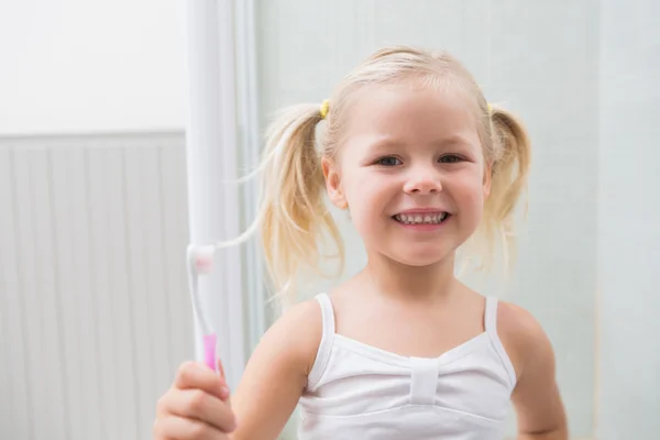 Menina escovando dentes em casa — Fotografia de Stock