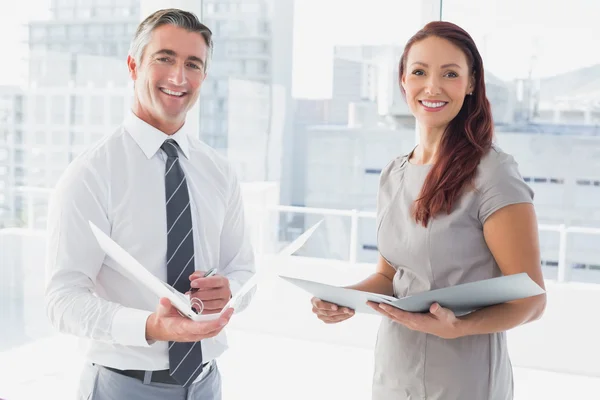 Gente de negocios sonriendo y hablando —  Fotos de Stock