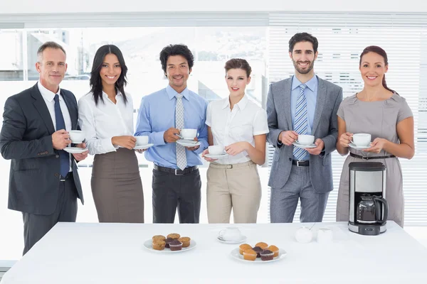 Equipo de negocios disfrutando de unas bebidas — Foto de Stock