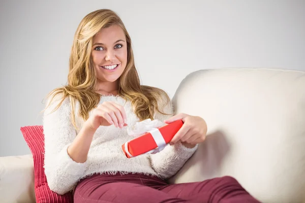 Pretty blonde opening a gift — Stock Photo, Image