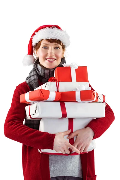 Mujer sonriente sosteniendo regalos de Navidad — Foto de Stock