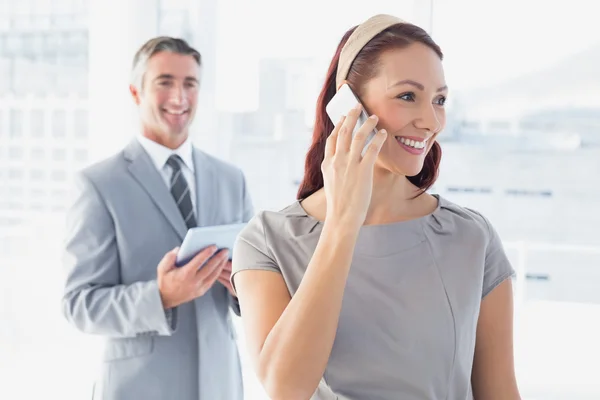 Businesswoman pomocí svého mobilního telefonu — Stock fotografie