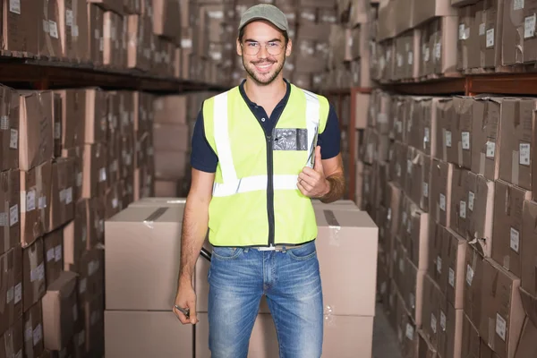 Magazzino lavoratore sorridente alla macchina fotografica — Foto Stock