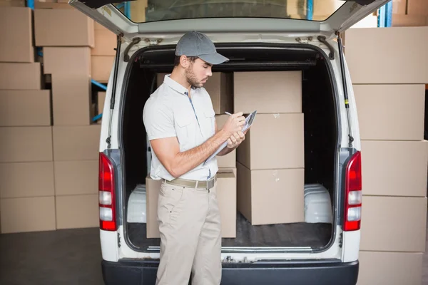 Levering bestuurder zijn lijst controleren — Stockfoto