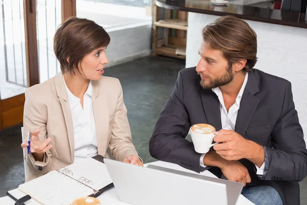 Business kollegor som arbetar på deras rast — Stockfoto