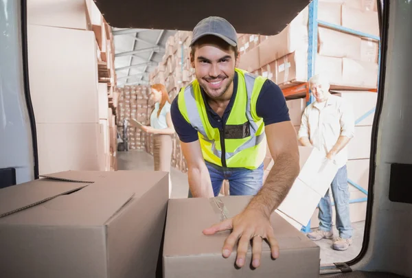 Leverans Föraren laddar sin van med lådor — Stockfoto