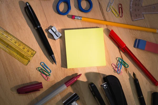 Tabela de alunos com material escolar — Fotografia de Stock