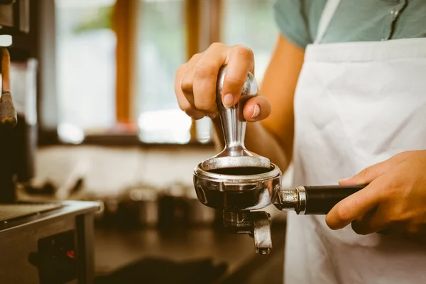 紧迫的新鲜咖啡研磨的咖啡师 — 图库照片