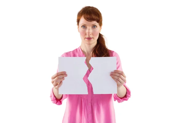 Frau hält zerrissenes Blatt Papier in der Hand — Stockfoto