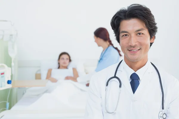 Doctor looking at the camera — Stock Photo, Image