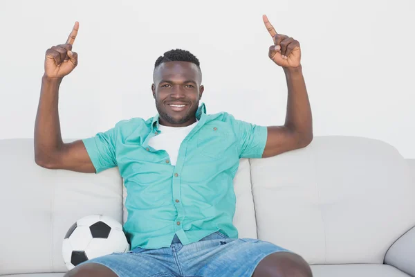 Fútbol ventilador animando mientras mira la televisión — Foto de Stock