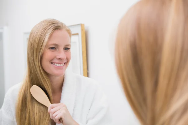 Rubia feliz cepillándose el pelo —  Fotos de Stock