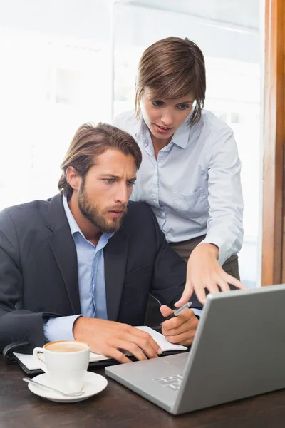 Compañeros de negocios teniendo una reunión — Foto de Stock