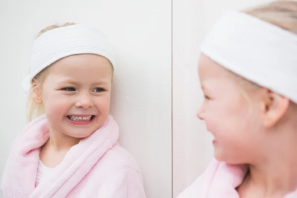 Kleines Mädchen blickt in Spiegel — Stockfoto