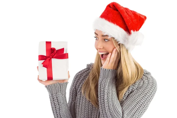 Slavnostní blondýnka drží vánoční dárek — Stock fotografie